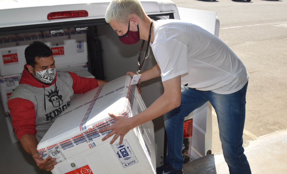 O Paraná recebeu nesta sexta-feira (20) mais 325.660 doses de vacinas contra a Covid-19. O lote enviado pelo Ministério da Saúde foi dividido em duas remessas, com 138.060 imunizantes produzidos pela Pfizer e 187.600 doses da CoronaVac. A distribuição para as 22 regionais que formam o sistema de saúde estadual começa já nesta sexta. -  Curitiba, 20/08/2021  -  Foto: Américo Antonio/SESA