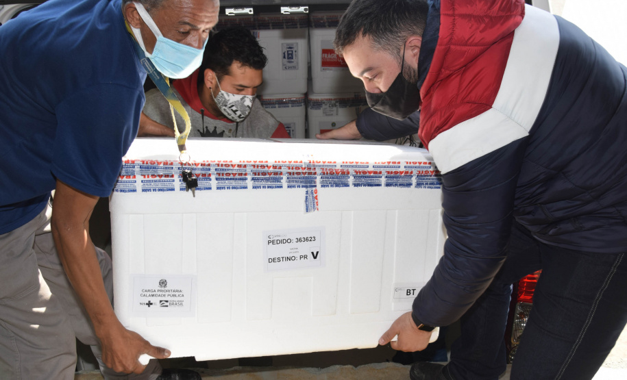 O Paraná recebeu nesta sexta-feira (20) mais 325.660 doses de vacinas contra a Covid-19. O lote enviado pelo Ministério da Saúde foi dividido em duas remessas, com 138.060 imunizantes produzidos pela Pfizer e 187.600 doses da CoronaVac. A distribuição para as 22 regionais que formam o sistema de saúde estadual começa já nesta sexta. -  Curitiba, 20/08/2021  -  Foto: Américo Antonio/SESA