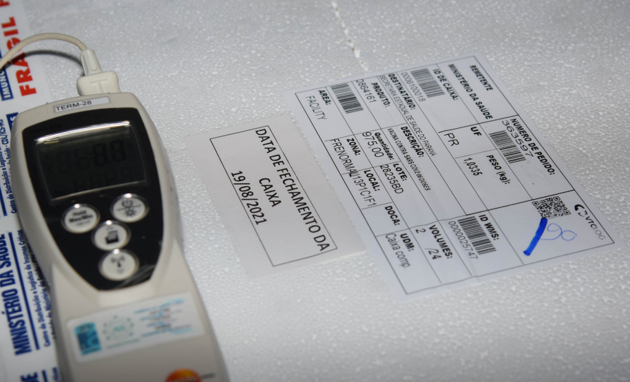 O Paraná recebeu nesta sexta-feira (20) mais 325.660 doses de vacinas contra a Covid-19. O lote enviado pelo Ministério da Saúde foi dividido em duas remessas, com 138.060 imunizantes produzidos pela Pfizer e 187.600 doses da CoronaVac. A distribuição para as 22 regionais que formam o sistema de saúde estadual começa já nesta sexta. -  Curitiba, 20/08/2021  -  Foto: Américo Antonio/SESA