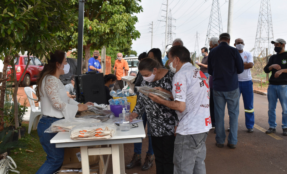 O programa Cultivar Energia oficializou a destinação de uma área sob linhas de alta tensão em Umuarama, Noroeste do Estado, para a produção de alimentos e geração de renda através do cultivo de hortas comunitárias. Na foto, Facilitadora_Elisa_Nagahama_recebe_as_famílias -  Curitiba, 20/08/2021  -  Foto: Rakelly Calliari/Copel