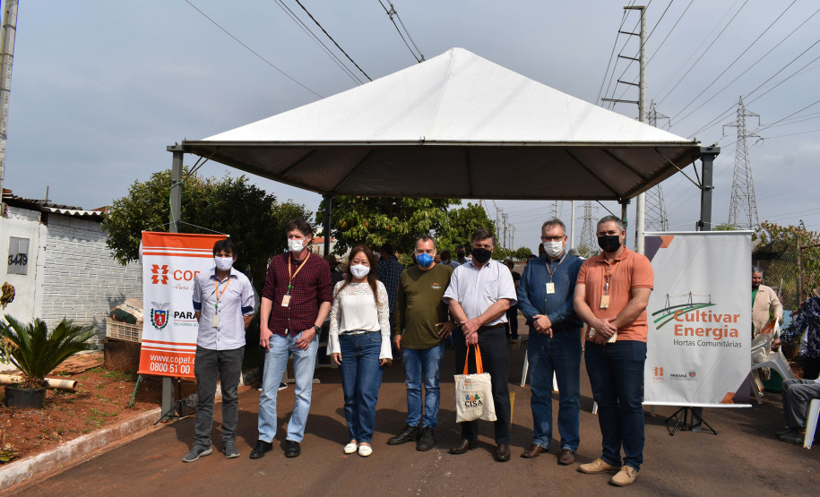 O programa Cultivar Energia oficializou a destinação de uma área sob linhas de alta tensão em Umuarama, Noroeste do Estado, para a produção de alimentos e geração de renda através do cultivo de hortas comunitárias. Na foto, Equipe_da_Copel_com_o_prefeito_Celso_Pozzobom  -  Curitiba, 20/08/2021  -  Foto: Rakelly Calliari/Copel