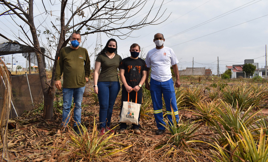 O programa Cultivar Energia oficializou a destinação de uma área sob linhas de alta tensão em Umuarama, Noroeste do Estado, para a produção de alimentos e geração de renda através do cultivo de hortas comunitárias. Na foto, Maria_Carolina_e_Anto?nio,_com_o_facilitador_Milton_Figueiredo_(a?_esq)_e_o_te?cnico_de_seguranc?a_Walter_Luiz_(a?_direita)  -  Curitiba, 20/08/2021  -  Foto:  Rakelly Calliari/Copel