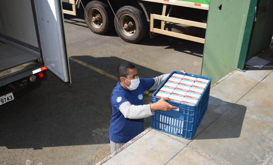Estado distribui 445.388 vacinas contra a Covid-19 e 49.750 medicamentos para intubação; veja divisão. Foto: Américo Antonio/SESA