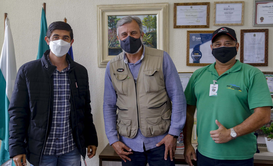 Com plantio que atravessa gerações, produção de poncã é a marca de Cerro Azul.Na foto, prefeito de Cerro Azul, Patrik Magari .
Foto Gilson Abreu/AEN
