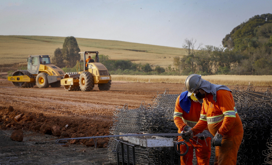 Obra do Contorno Norte de Castro avança e aumenta segurança na cidade ao retirar circulação de tráfego pesado. 08-2021Fotos Gilson Abreu/AEN