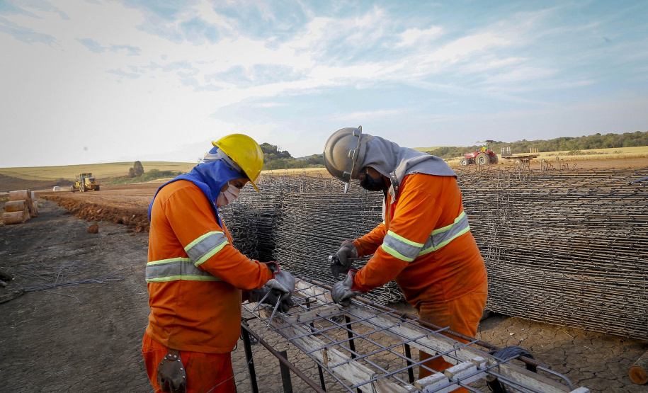 Obra do Contorno Norte de Castro avança e aumenta segurança na cidade ao retirar circulação de tráfego pesado. 08-2021Fotos Gilson Abreu/AEN