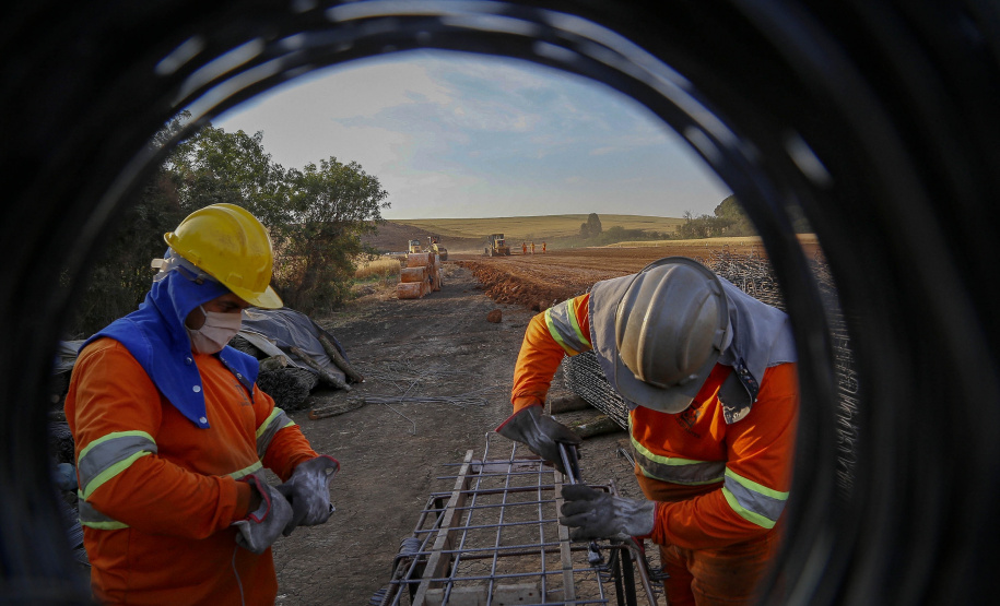 Obra do Contorno Norte de Castro avança e aumenta segurança na cidade ao retirar circulação de tráfego pesado. 08-2021Fotos Gilson Abreu/AEN