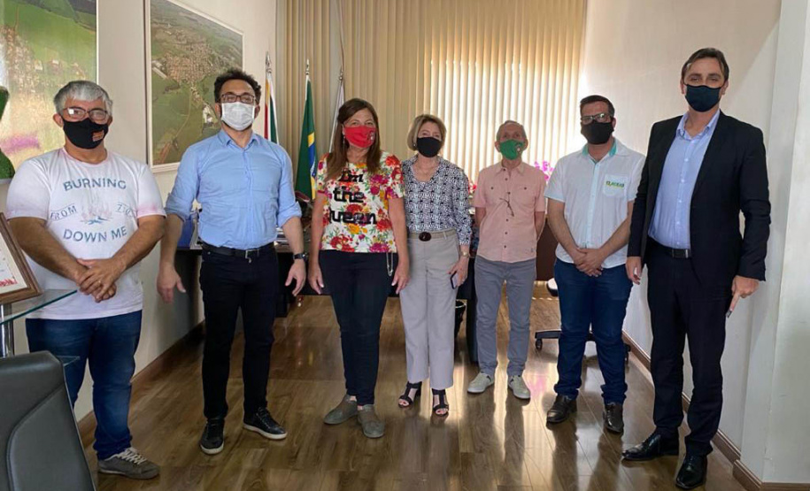 A prefeitura de Jaguariaíva é a mais nova parceria da Fomento Paraná no programa Banco do Empreendedor. A prefeita Alcione Lemos assinou nesta quinta, 19, o termo de cooperação técnica que permite ao município manter agentes de crédito credenciados e habilitados para atuar na intermediação de propostas de empréstimos de microcrédito.  -  Curitiba, 20/08/2021  -  Foto: Fomento Paraná