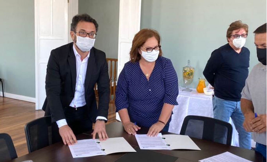 A prefeitura de Jaguariaíva é a mais nova parceria da Fomento Paraná no programa Banco do Empreendedor. A prefeita Alcione Lemos assinou nesta quinta, 19, o termo de cooperação técnica que permite ao município manter agentes de crédito credenciados e habilitados para atuar na intermediação de propostas de empréstimos de microcrédito.  -  Curitiba, 20/08/2021  -  Foto: Fomento Paraná