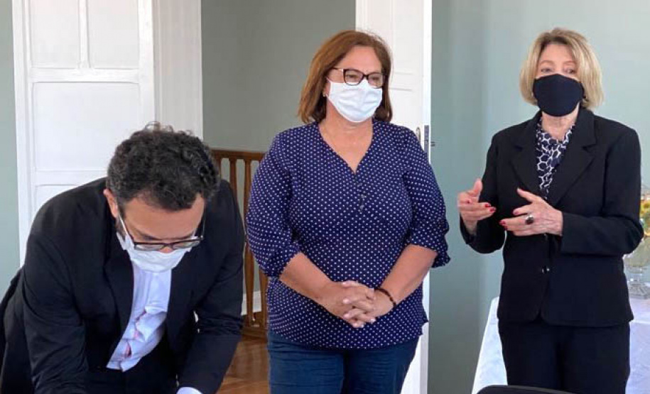 A prefeitura de Jaguariaíva é a mais nova parceria da Fomento Paraná no programa Banco do Empreendedor. A prefeita Alcione Lemos assinou nesta quinta, 19, o termo de cooperação técnica que permite ao município manter agentes de crédito credenciados e habilitados para atuar na intermediação de propostas de empréstimos de microcrédito.  -  Curitiba, 20/08/2021  -  Foto: Fomento Paraná