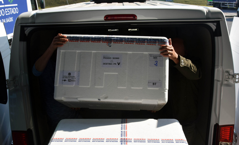 Paraná recebe 95.400 doses da Coronavac (Instituto Butantan/Sinovac).  -  Curitiba, 22/08/2021  -  Foto: Américo Antonio/SESA