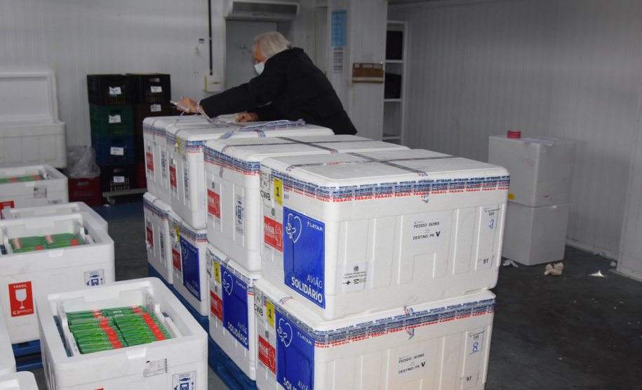 Paraná recebe 95.400 doses da Coronavac (Instituto Butantan/Sinovac).  -  Curitiba, 22/08/2021  -  Foto: Américo Antonio/SESA