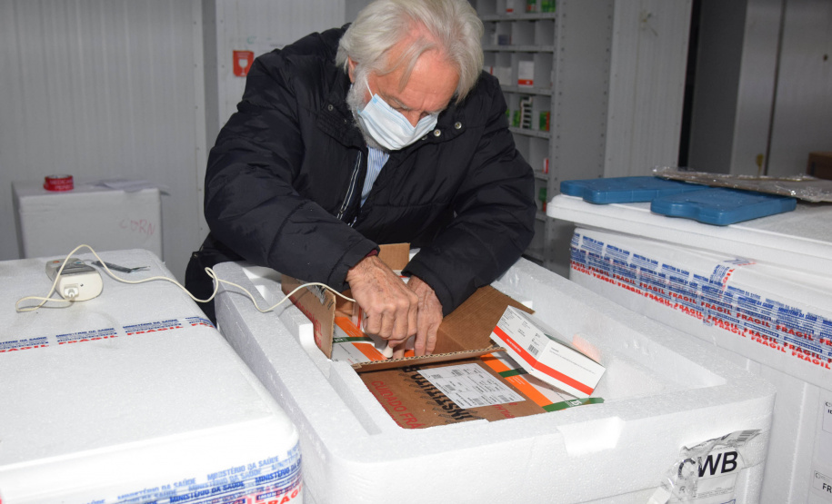 Paraná recebe 95.400 doses da Coronavac (Instituto Butantan/Sinovac).  -  Curitiba, 22/08/2021  -  Foto: Américo Antonio/SESA