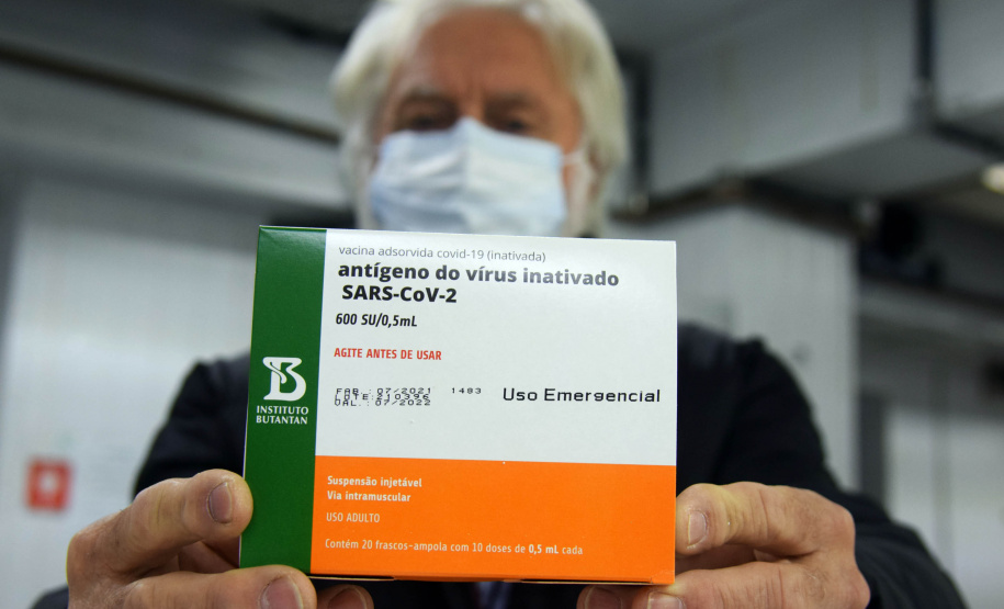 Paraná recebe 95.400 doses da Coronavac (Instituto Butantan/Sinovac).  -  Curitiba, 22/08/2021  -  Foto: Américo Antonio/SESA