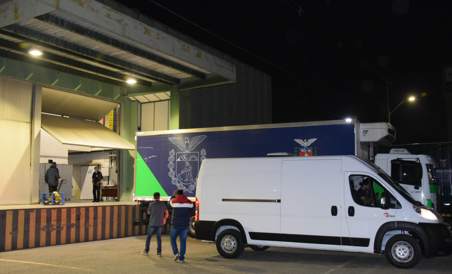 Chegaram no Paraná, na noite deste domingo (22), 107.640 doses do imunizante Cominarty, produzidos pela Pfizer/BioNTech. Esta é a segunda parte do 42° lote de vacinas contra Covid-19 enviado pelo Ministério da Saúde, que contempla 435.290 novas doses para o Estado.  -  Curitiba, 22/08/2021  -  Foto: Américo Antonio/SESA