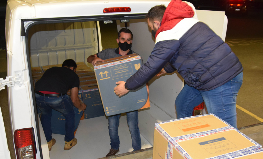 Chegaram no Paraná, na noite deste domingo (22), 107.640 doses do imunizante Cominarty, produzidos pela Pfizer/BioNTech. Esta é a segunda parte do 42° lote de vacinas contra Covid-19 enviado pelo Ministério da Saúde, que contempla 435.290 novas doses para o Estado.  -  Curitiba, 22/08/2021  -  Foto: Américo Antonio/SESA