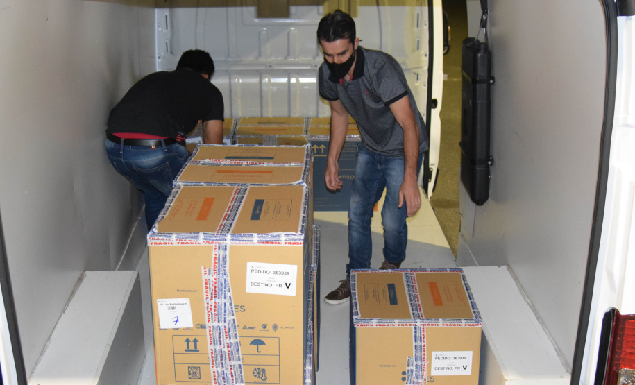 Chegaram no Paraná, na noite deste domingo (22), 107.640 doses do imunizante Cominarty, produzidos pela Pfizer/BioNTech. Esta é a segunda parte do 42° lote de vacinas contra Covid-19 enviado pelo Ministério da Saúde, que contempla 435.290 novas doses para o Estado.  -  Curitiba, 22/08/2021  -  Foto: Américo Antonio/SESA