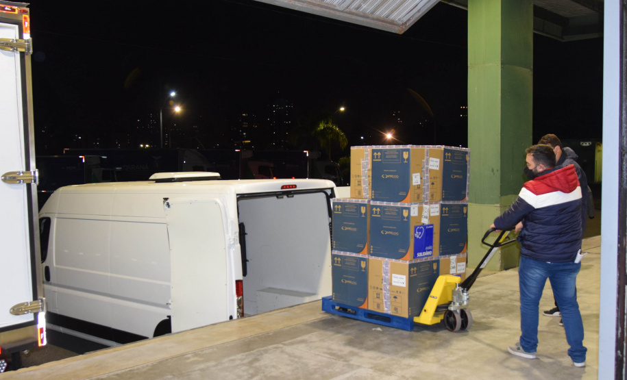 Chegaram no Paraná, na noite deste domingo (22), 107.640 doses do imunizante Cominarty, produzidos pela Pfizer/BioNTech. Esta é a segunda parte do 42° lote de vacinas contra Covid-19 enviado pelo Ministério da Saúde, que contempla 435.290 novas doses para o Estado.  -  Curitiba, 22/08/2021  -  Foto: Américo Antonio/SESA