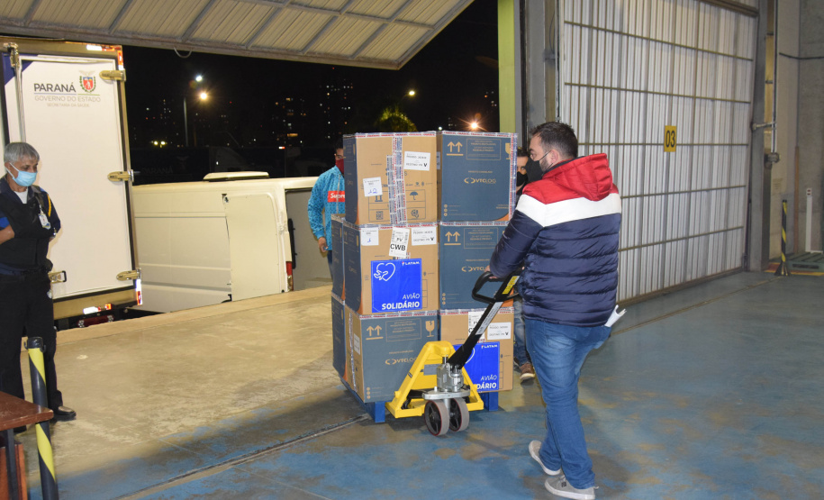 Chegaram no Paraná, na noite deste domingo (22), 107.640 doses do imunizante Cominarty, produzidos pela Pfizer/BioNTech. Esta é a segunda parte do 42° lote de vacinas contra Covid-19 enviado pelo Ministério da Saúde, que contempla 435.290 novas doses para o Estado.  -  Curitiba, 22/08/2021  -  Foto: Américo Antonio/SESA