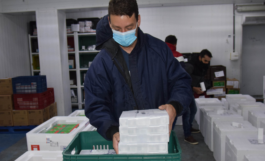 Chegaram no Paraná, na noite deste domingo (22), 107.640 doses do imunizante Cominarty, produzidos pela Pfizer/BioNTech. Esta é a segunda parte do 42° lote de vacinas contra Covid-19 enviado pelo Ministério da Saúde, que contempla 435.290 novas doses para o Estado.  -  Curitiba, 22/08/2021  -  Foto: Américo Antonio/SESA