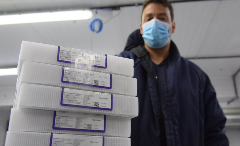 Chegaram no Paraná, na noite deste domingo (22), 107.640 doses do imunizante Cominarty, produzidos pela Pfizer/BioNTech. Esta é a segunda parte do 42° lote de vacinas contra Covid-19 enviado pelo Ministério da Saúde, que contempla 435.290 novas doses para o Estado.  -  Curitiba, 22/08/2021  -  Foto: Américo Antonio/SESA