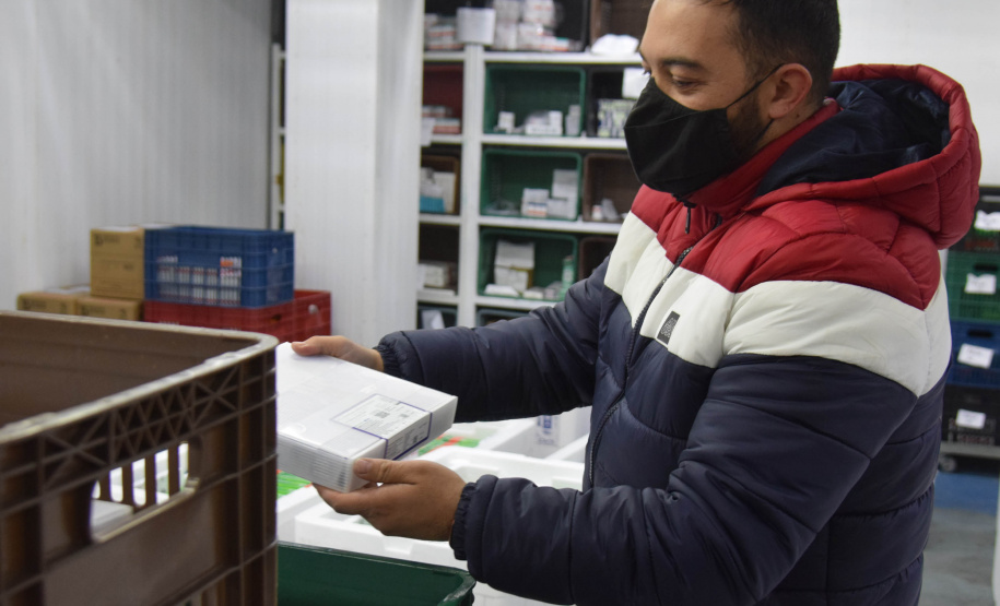 Chegaram no Paraná, na noite deste domingo (22), 107.640 doses do imunizante Cominarty, produzidos pela Pfizer/BioNTech. Esta é a segunda parte do 42° lote de vacinas contra Covid-19 enviado pelo Ministério da Saúde, que contempla 435.290 novas doses para o Estado.  -  Curitiba, 22/08/2021  -  Foto: Américo Antonio/SESA