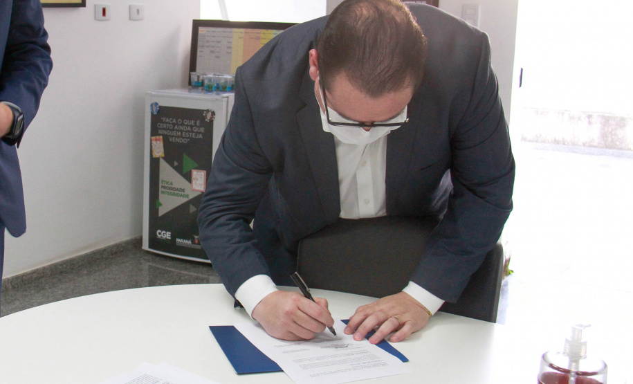A prefeitura de Guarapuava a Controladoria-Geral do Estado assinaram, nesta segunda-feira (23), acordo de cooperação técnica para a rede Controla Paraná. Por meio dessa rede, todas as prefeituras do Paraná têm na CGE um parceiro no controle e monitoramento de seus recursos, por meio da troca de experiência e capacitação.  -  Curitiba, 23/08/2021  -  Foto: Gabrielly Pontes/CGE