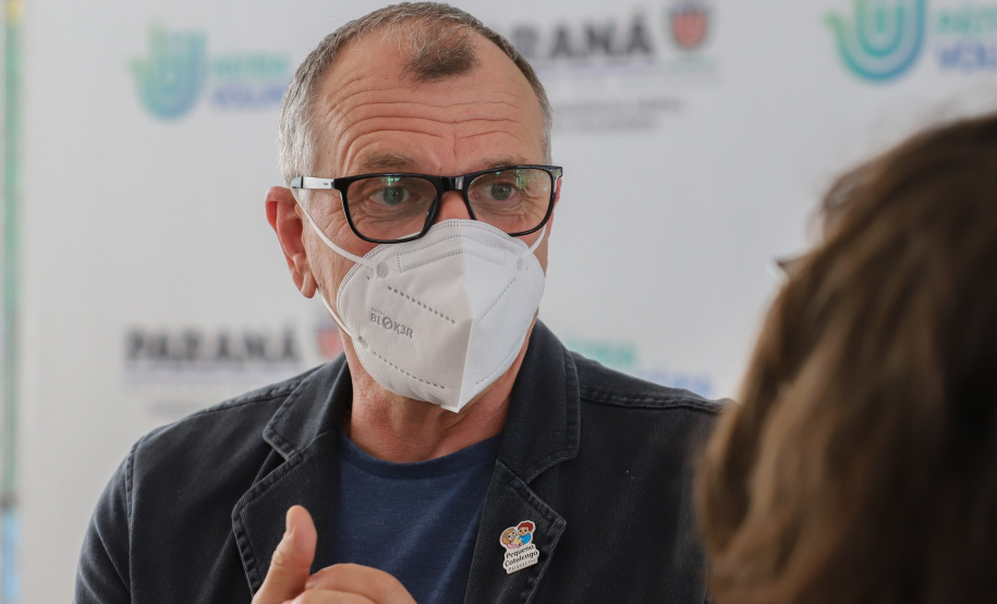 Amigos da Patria Voluntaria O governador Carlos Massa Ratinho Junior participa nesta segunda-feira (23) da premiação Amigos da Patria Voluntaria, ao lado da Presidente do conselho da Superintendência de Ação Solidária, a primeira-dama Luciana Saito Massa. Na foto, o Diretor do Pequeno Cotolengo do Paraná, padre Renaldo Amauri Lopes.23/08/2021 - Foto: Geraldo Bubniak/AEN