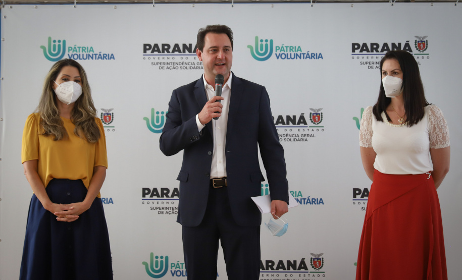 Amigos da Patria Voluntaria O governador Carlos Massa Ratinho Junior participa nesta segunda-feira (23) da premiação Amigos da Patria Voluntaria, ao lado da Presidente do conselho da Superintendência de Ação Solidária, a primeira-dama Luciana Saito Massa. 23/08/2021 - Foto: Geraldo Bubniak/AEN