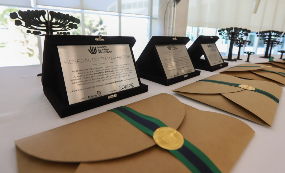 Amigos da Patria Voluntaria O governador Carlos Massa Ratinho Junior participa nesta segunda-feira (23) da premiação Amigos da Patria Voluntaria, ao lado da Presidente do conselho da Superintendência de Ação Solidária, a primeira-dama Luciana Saito Massa. 23/08/2021 - Foto: Geraldo Bubniak/AEN