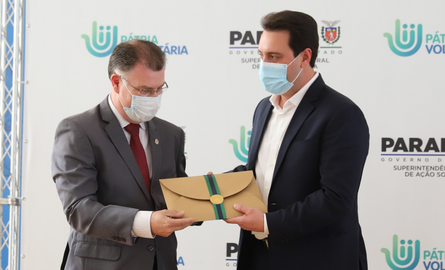 Amigos da Patria Voluntaria O governador Carlos Massa Ratinho Junior participa nesta segunda-feira (23) da premiação Amigos da Patria Voluntaria, ao lado da Presidente do conselho da Superintendência de Ação Solidária, a primeira-dama Luciana Saito Massa. 23/08/2021 - Foto: Geraldo Bubniak/AEN