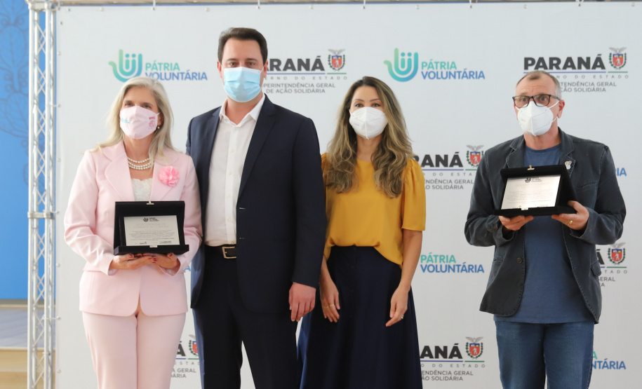 Amigos da Patria Voluntaria O governador Carlos Massa Ratinho Junior participa nesta segunda-feira (23) da premiação Amigos da Patria Voluntaria, ao lado da Presidente do conselho da Superintendência de Ação Solidária, a primeira-dama Luciana Saito Massa. 23/08/2021 - Foto: Geraldo Bubniak/AEN