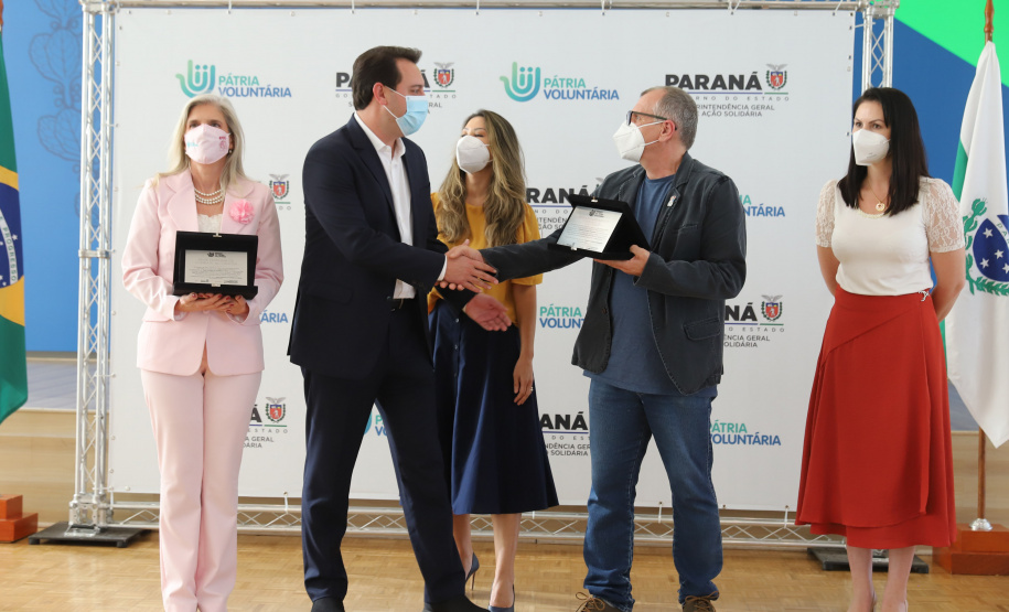 Amigos da Patria Voluntaria O governador Carlos Massa Ratinho Junior participa nesta segunda-feira (23) da premiação Amigos da Patria Voluntaria, ao lado da Presidente do conselho da Superintendência de Ação Solidária, a primeira-dama Luciana Saito Massa. 23/08/2021 - Foto: Geraldo Bubniak/AEN