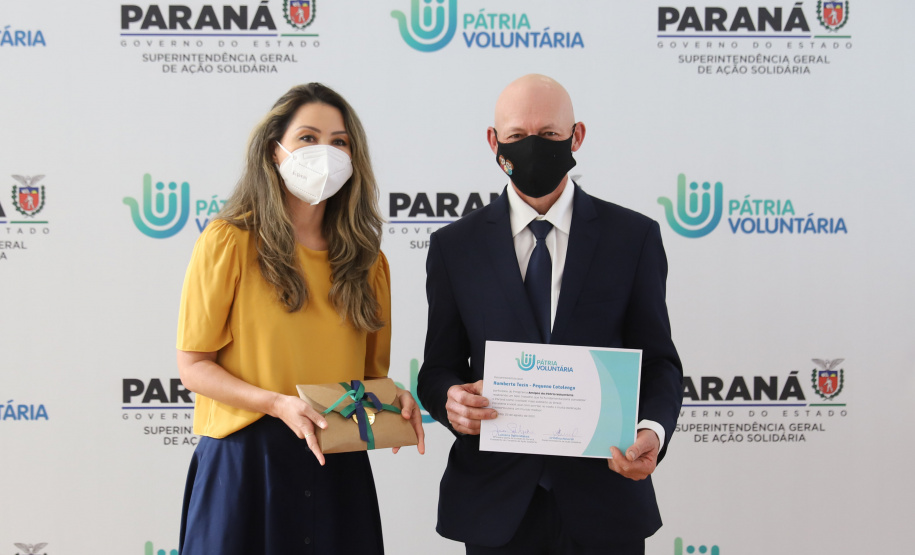 Amigos da Patria Voluntaria O governador Carlos Massa Ratinho Junior participa nesta segunda-feira (23) da premiação Amigos da Patria Voluntaria, ao lado da Presidente do conselho da Superintendência de Ação Solidária, a primeira-dama Luciana Saito Massa. 23/08/2021 - Foto: Geraldo Bubniak/AEN