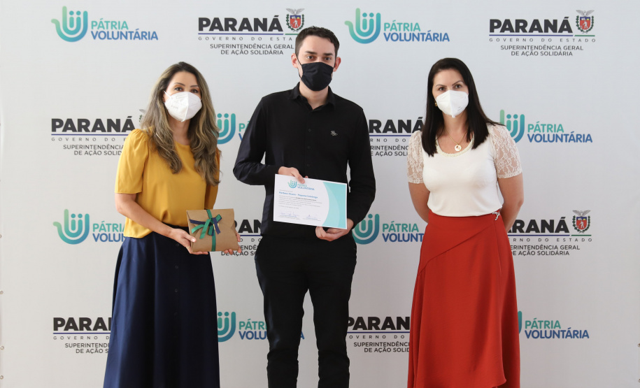 Amigos da Patria Voluntaria O governador Carlos Massa Ratinho Junior participa nesta segunda-feira (23) da premiação Amigos da Patria Voluntaria, ao lado da Presidente do conselho da Superintendência de Ação Solidária, a primeira-dama Luciana Saito Massa. 23/08/2021 - Foto: Geraldo Bubniak/AEN