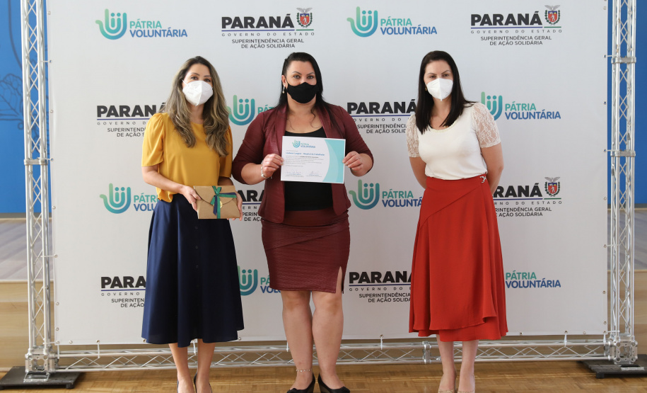 Amigos da Patria Voluntaria O governador Carlos Massa Ratinho Junior participa nesta segunda-feira (23) da premiação Amigos da Patria Voluntaria, ao lado da Presidente do conselho da Superintendência de Ação Solidária, a primeira-dama Luciana Saito Massa. 23/08/2021 - Foto: Geraldo Bubniak/AEN