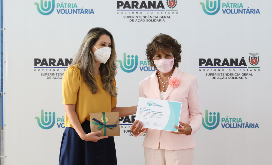 Amigos da Patria Voluntaria O governador Carlos Massa Ratinho Junior participa nesta segunda-feira (23) da premiação Amigos da Patria Voluntaria, ao lado da Presidente do conselho da Superintendência de Ação Solidária, a primeira-dama Luciana Saito Massa. 23/08/2021 - Foto: Geraldo Bubniak/AEN