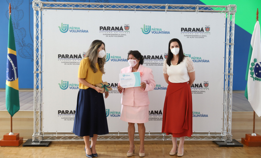 Amigos da Patria Voluntaria O governador Carlos Massa Ratinho Junior participa nesta segunda-feira (23) da premiação Amigos da Patria Voluntaria, ao lado da Presidente do conselho da Superintendência de Ação Solidária, a primeira-dama Luciana Saito Massa. 23/08/2021 - Foto: Geraldo Bubniak/AEN