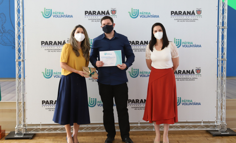 Amigos da Patria Voluntaria O governador Carlos Massa Ratinho Junior participa nesta segunda-feira (23) da premiação Amigos da Patria Voluntaria, ao lado da Presidente do conselho da Superintendência de Ação Solidária, a primeira-dama Luciana Saito Massa. 23/08/2021 - Foto: Geraldo Bubniak/AEN