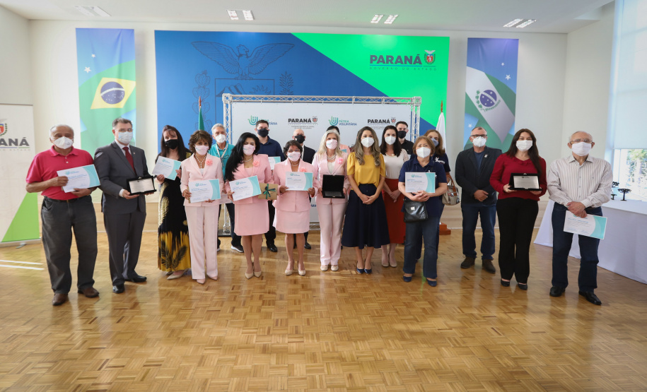 Amigos da Patria Voluntaria O governador Carlos Massa Ratinho Junior participa nesta segunda-feira (23) da premiação Amigos da Patria Voluntaria, ao lado da Presidente do conselho da Superintendência de Ação Solidária, a primeira-dama Luciana Saito Massa. 23/08/2021 - Foto: Geraldo Bubniak/AEN