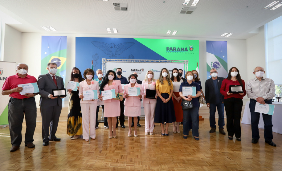 Amigos da Patria Voluntaria O governador Carlos Massa Ratinho Junior participa nesta segunda-feira (23) da premiação Amigos da Patria Voluntaria, ao lado da Presidente do conselho da Superintendência de Ação Solidária, a primeira-dama Luciana Saito Massa. 23/08/2021 - Foto: Geraldo Bubniak/AEN