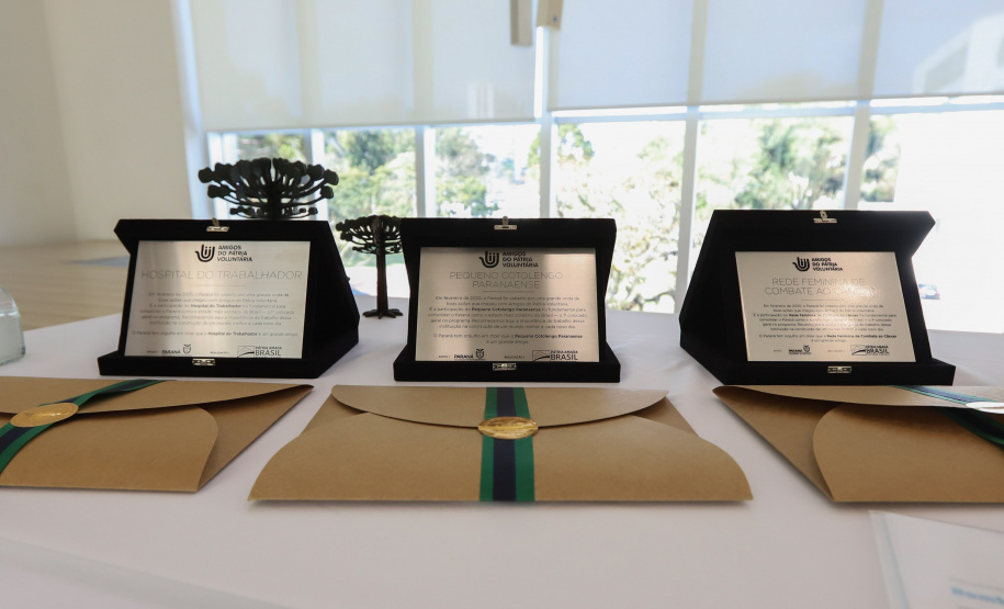 Amigos da Patria Voluntaria O governador Carlos Massa Ratinho Junior participa nesta segunda-feira (23) da premiação Amigos da Patria Voluntaria, ao lado da Presidente do conselho da Superintendência de Ação Solidária, a primeira-dama Luciana Saito Massa. 23/08/2021 - Foto: Geraldo Bubniak/AEN