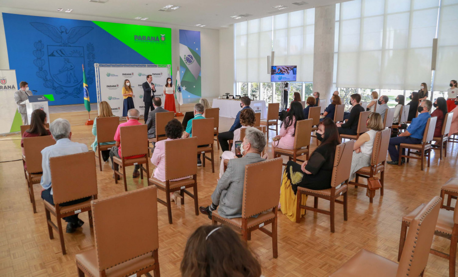 O governador Carlos Massa Ratinho Junior participa nesta segunda-feira (23) da premiação Amigos da Patria Voluntaria, ao lado da Presidente do conselho da Superintendência de Ação Solidária, a primeira-dama Luciana Saito Massa. 23/08/2021 - Foto:Valdelino Pontes