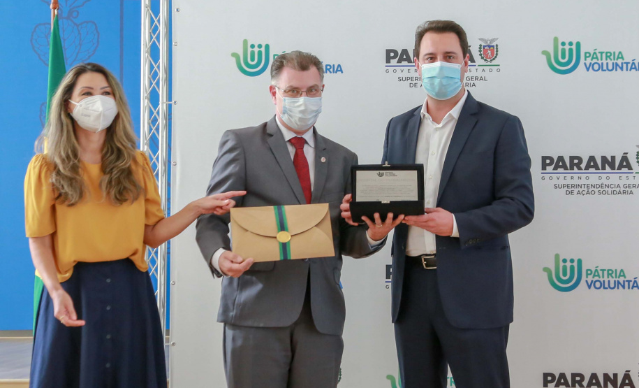 O governador Carlos Massa Ratinho Junior participa nesta segunda-feira (23) da premiação Amigos da Patria Voluntaria, ao lado da Presidente do conselho da Superintendência de Ação Solidária, a primeira-dama Luciana Saito Massa. 23/08/2021 - Foto:Valdelino Pontes