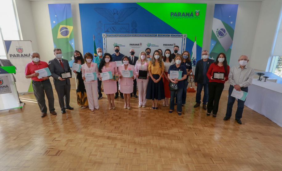 O governador Carlos Massa Ratinho Junior participa nesta segunda-feira (23) da premiação Amigos da Patria Voluntaria, ao lado da Presidente do conselho da Superintendência de Ação Solidária, a primeira-dama Luciana Saito Massa. 23/08/2021 - Foto:Valdelino Pontes