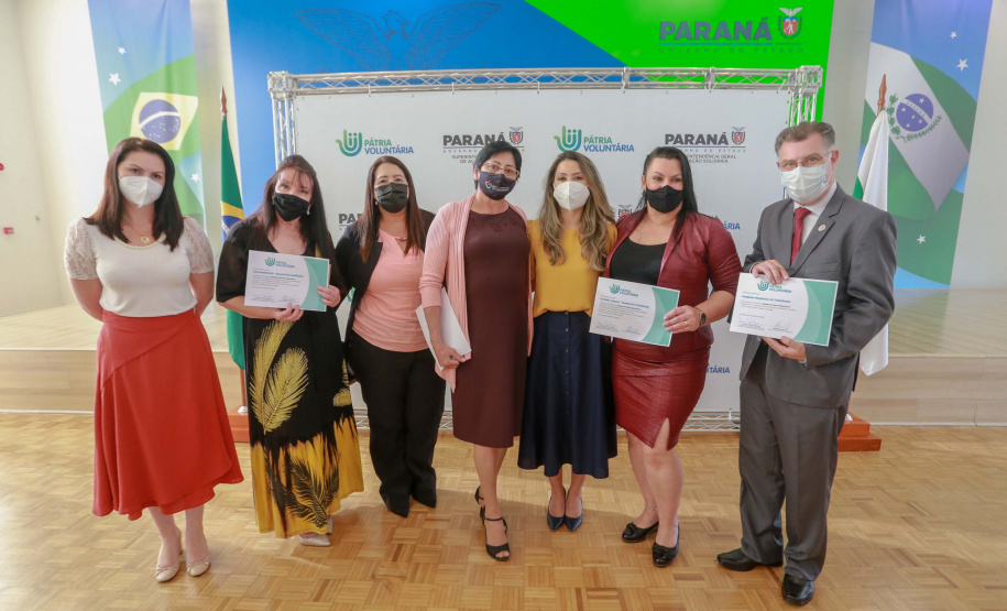 O governador Carlos Massa Ratinho Junior participa nesta segunda-feira (23) da premiação Amigos da Patria Voluntaria, ao lado da Presidente do conselho da Superintendência de Ação Solidária, a primeira-dama Luciana Saito Massa. 23/08/2021 - Foto:Valdelino Pontes
