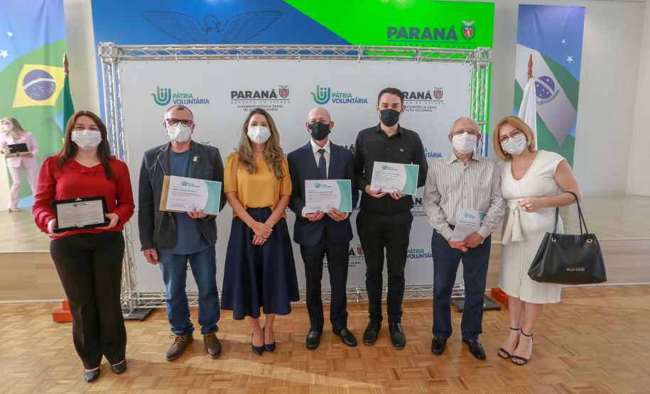 O governador Carlos Massa Ratinho Junior participa nesta segunda-feira (23) da premiação Amigos da Patria Voluntaria, ao lado da Presidente do conselho da Superintendência de Ação Solidária, a primeira-dama Luciana Saito Massa. 23/08/2021 - Foto:Valdelino Pontes