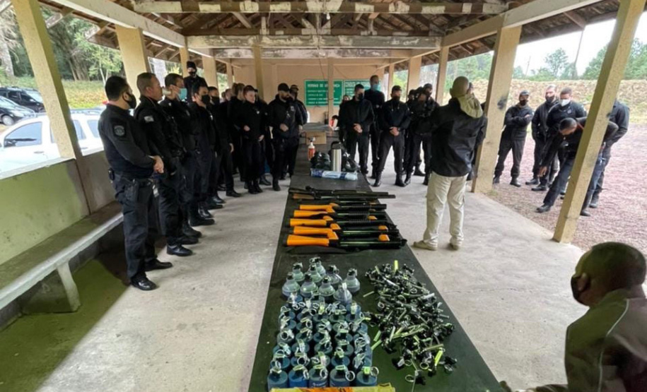 Agentes penitenciários de todo o Estado participaram de um curso de Tecnologias Não Letais (TNL) ofertado pela Condor em parceria com a Escola de Formação e Aperfeiçoamento Penitenciário (Espen). Ao todo, 32 profissionais tiveram aulas teóricas e práticas que aconteceram no Complexo Penitenciário de Piraquara, na Região Metropolitana de Curitiba.   -  Curitiba, 23/08/2021  -  Foto: DEPEN-PR