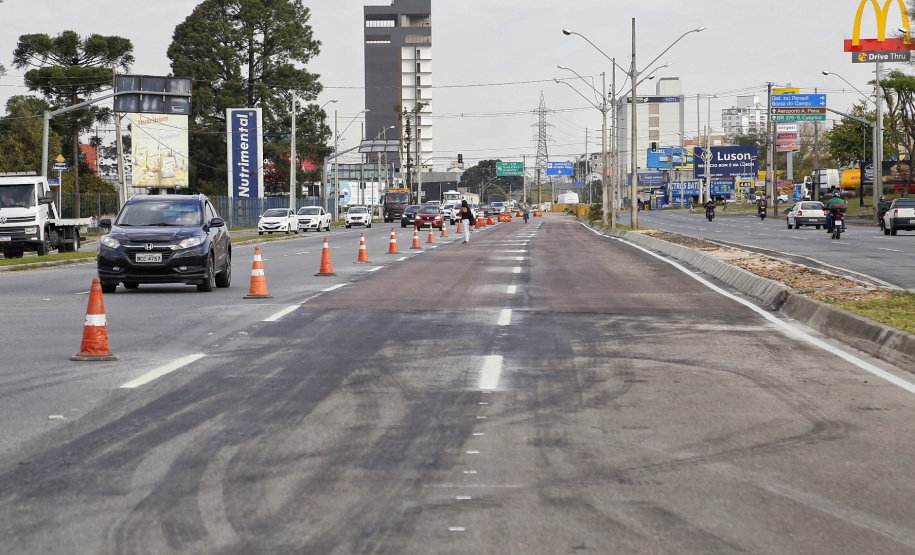 A Coordenação da Região Metropolitana de Curitiba (Comec) concluiu nesta segunda-feira, 23, as obras no cruzamento da Avenida Comendador Franco (Avenida das Torres), em São José dos Pinhais, com a Avenida Rui Barbosa. Foto: Gilson Abreu/AEN