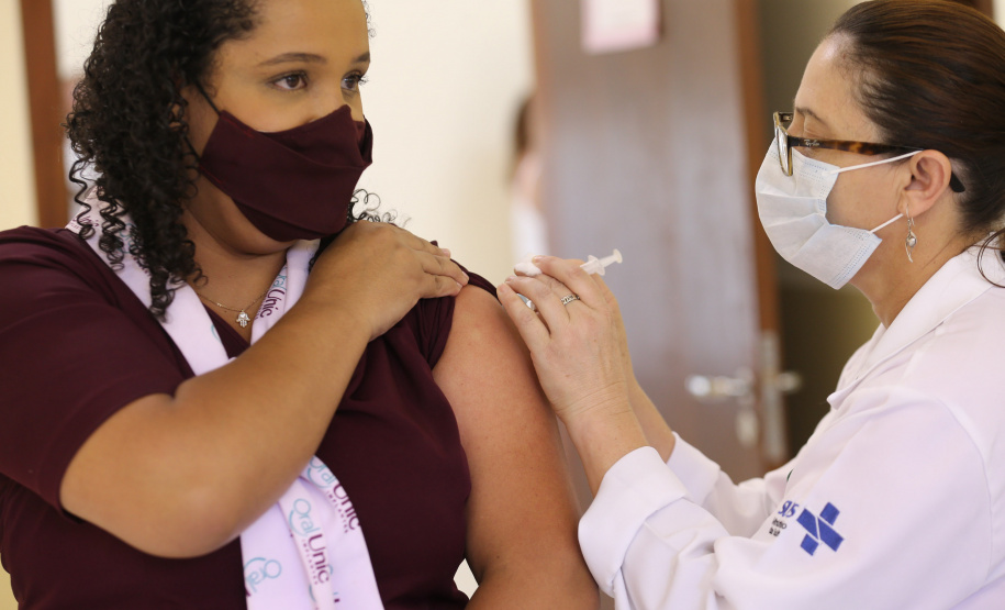 Paraná ultrapassa marca de 10 milhões de doses aplicadas contra a Covid-19. Foto: Geraldo Bubniak/AEN